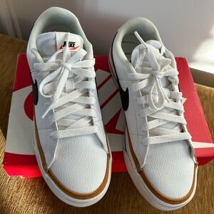 Womens Nike court Legacy size 9 sneakers